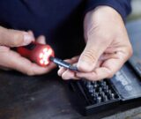 Električni žepni izvijač za enostavno rokovanje.